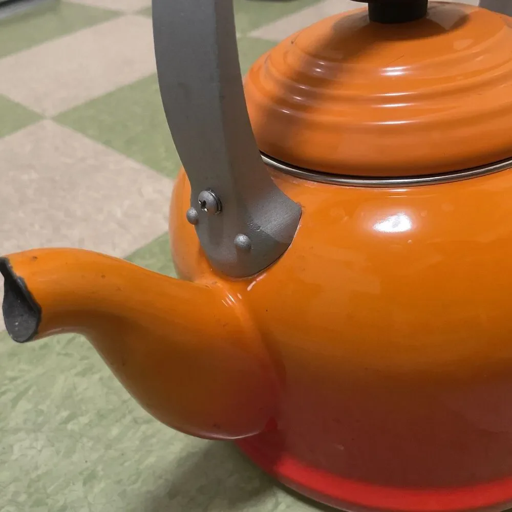 Le CREUSET Classic Tea Kettle Pot 2.2 Qt ORANGE Flame Enamel Steel